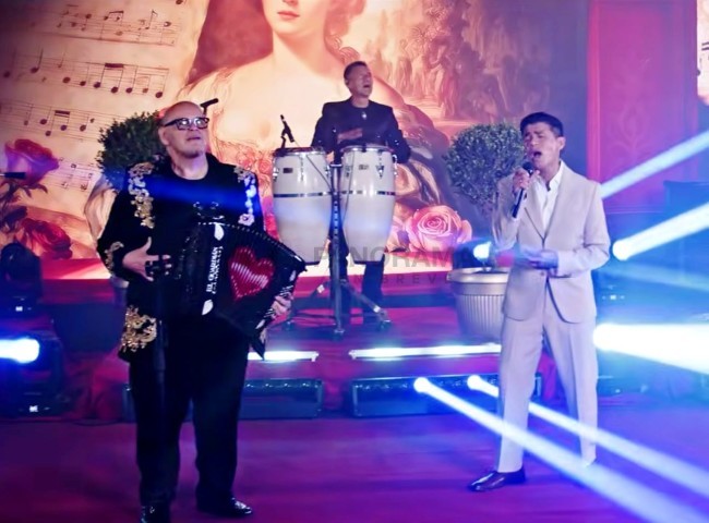 Américo y Arturo Rodríguez cantando "Para que quiero un Corazón".