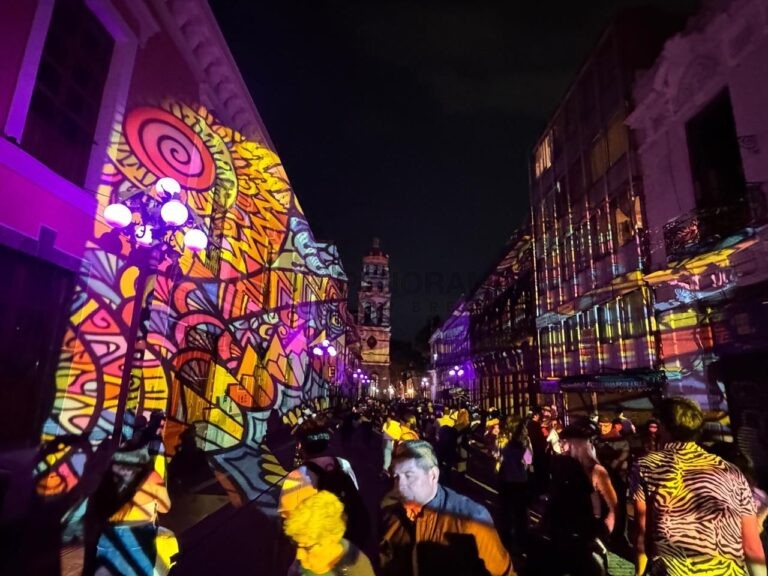 Visitantes al festival Glow