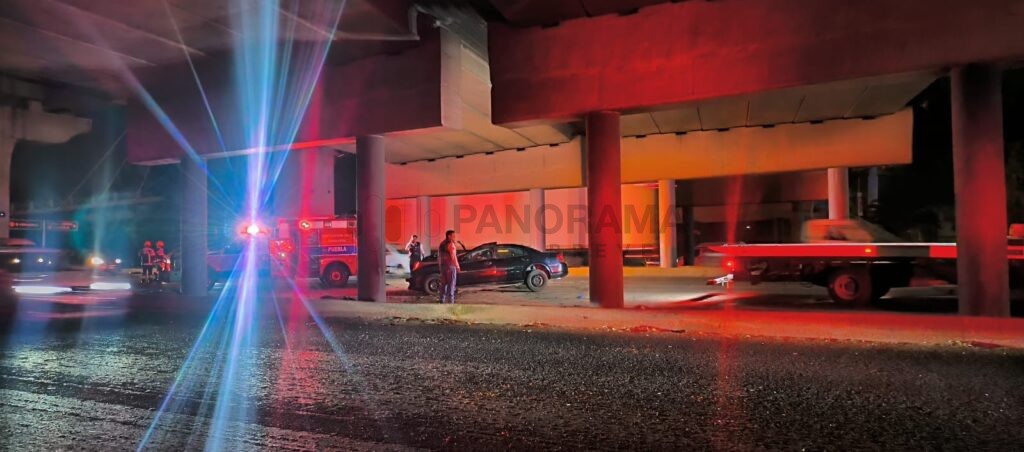Accidente de auto stratus a la altura de la María con dirección a CDMX.
