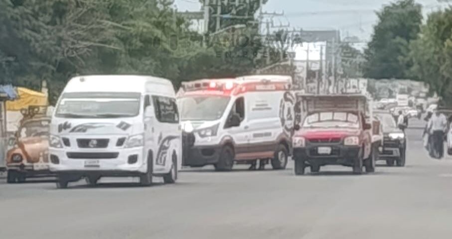 Ambulancia y polícias atienden llamado tras accidente.
