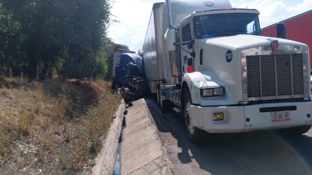 Un aparatoso accidente de un tráiler fue reportado en el kilómetro 72