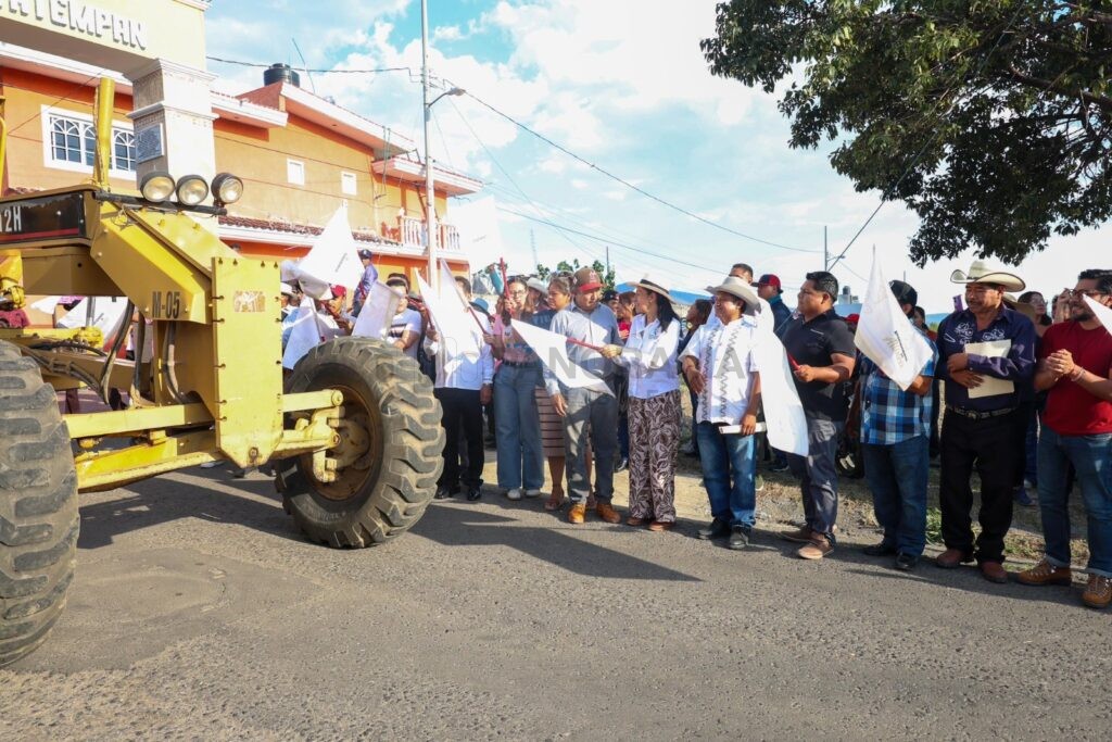 La presidenta de Atlixco, Ariadna Ayala, inició con la obra de rehabilitación de pavimentación, drenaje sanitario y sistema de agua entubada en la carretera Puente Colorado–, de la junta auxiliar de Santo Domingo Atoyatempan