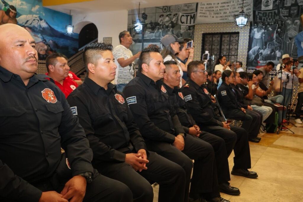 La presidenta de Atlixco, Ariadna Ayala, realizó la entrega de nuevo equipamiento, herramientas y uniformes especializados para la Jefatura de Bomberos, Protección Civil y Ambulancias.
