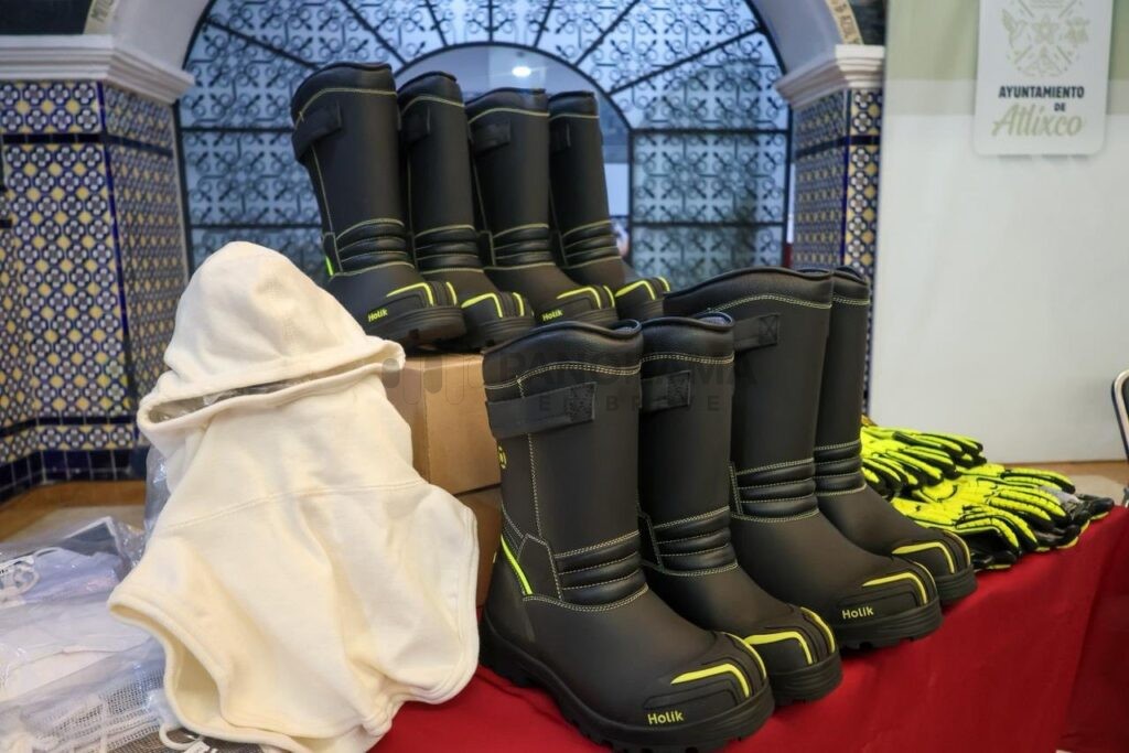 La presidenta de Atlixco, Ariadna Ayala, realizó la entrega de nuevo equipamiento, herramientas y uniformes especializados para la Jefatura de Bomberos, Protección Civil y Ambulancias.