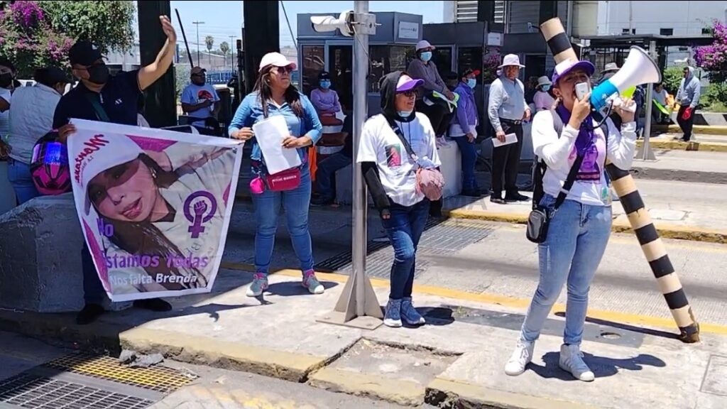 Familiares, amigos y ciudadanos solidarios con el caso de Brenda Aguilar realizaron este viernes una protesta en la autopista México-Querétaro para exigir resultados concretos en la investigación sobre la desaparición de la joven de 21 años