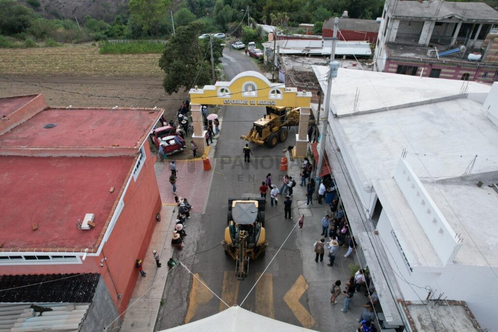 La presidenta de Atlixco, Ariadna Ayala, inició con la obra de rehabilitación de pavimentación, drenaje sanitario y sistema de agua entubada en la carretera Puente Colorado–, de la junta auxiliar de Santo Domingo Atoyatempan