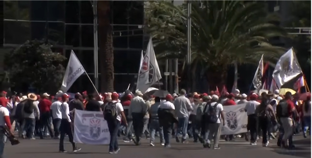 En el marco del día del trabajo y 1 de mayo, miles de trabajadores, sindicatos y colectivos salieron a las calles de la capital del país.