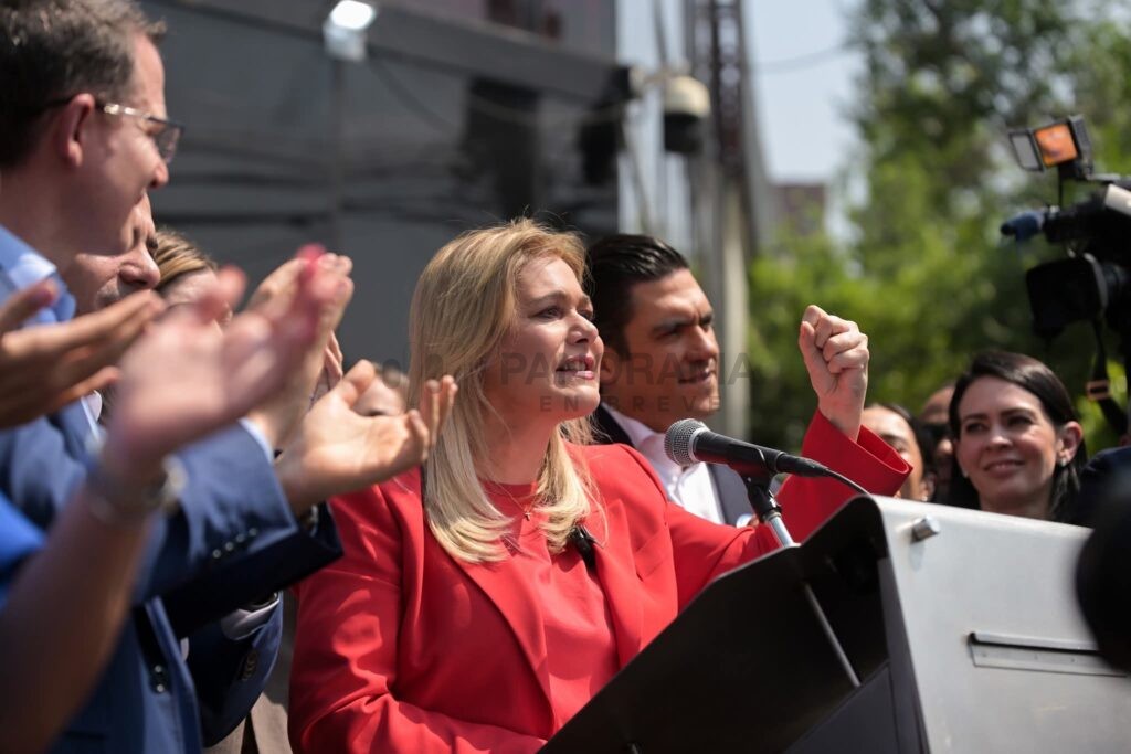 La gobernadora de Chihuahua, Maru Campos acudió este miércoles a comparecer ante la Fiscalía General de la República (FGR) en Ciudad Juárez.