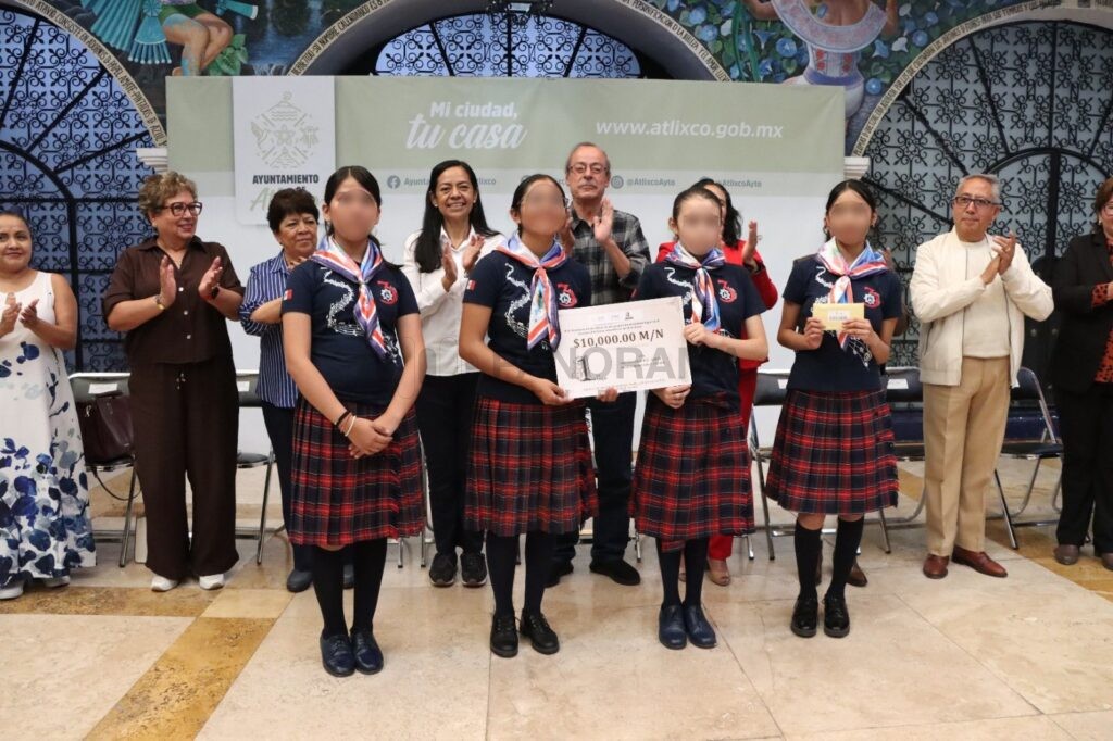 La presidenta de Atlixco, Ariadna Ayala, encabezó la ceremonia de premiación a las escuelas ganadoras de la interpretación del Himno a los Héroes del 4 de Mayo y del tradicional desfile conmemorativo.
