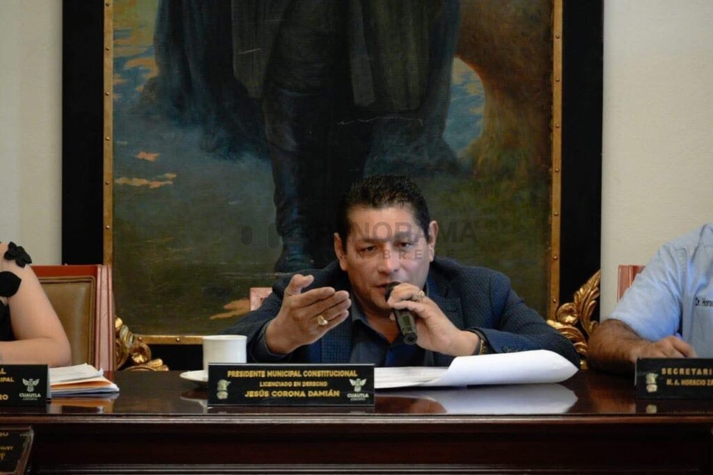El Operativo Enjambre tiene en la mira al presidente municipal de Cuautla, Jesús Corona Damián, quién obtuvo una suspensión provisional de amparo que obliga a las autoridades ministeriales y policiacas a presentarlo de inmediato ante un juez de control en caso de ser detenido.