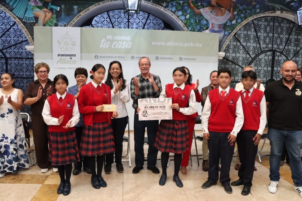 La presidenta de Atlixco, Ariadna Ayala, encabezó la ceremonia de premiación a las escuelas ganadoras de la interpretación del Himno a los Héroes del 4 de Mayo y del tradicional desfile conmemorativo.