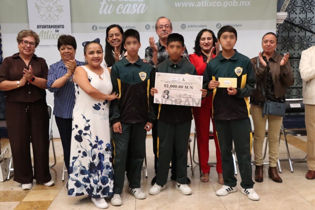 La presidenta de Atlixco, Ariadna Ayala, encabezó la ceremonia de premiación a las escuelas ganadoras de la interpretación del Himno a los Héroes del 4 de Mayo y del tradicional desfile conmemorativo.