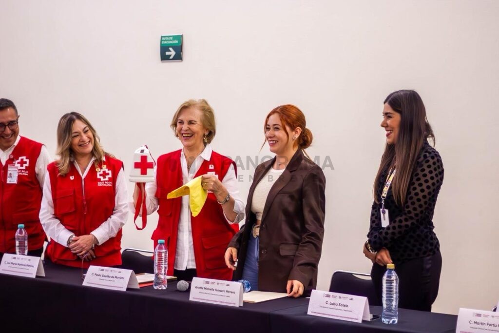 Convenciones y Parques realizó la entrega simbólica de un donativo a la Cruz Roja Mexicana, como parte de la Colecta Anual 2026.