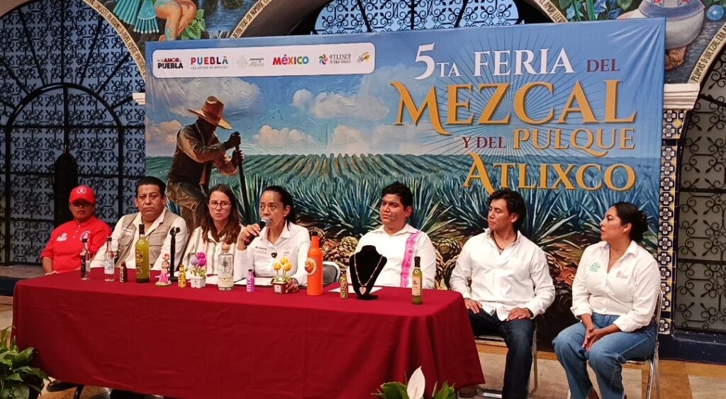 Atlixco se prepara para recibir a miles de visitantes durante la Quinta Feria del Mezcal y el Pulque 2026, que se llevará a cabo del 5 al 7 de junio en el Centro de Convenciones del municipio. El evento busca consolidar al Pueblo Mágico como uno de los principales referentes de la producción mezcalera en Puebla