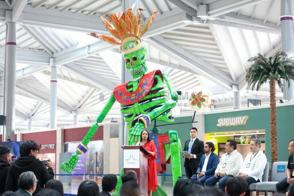 La presidenta municipal de Atlixco, Ariadna Ayala, encabezó la inauguración de la Catrina Futbolera en el Aeropuerto Internacional Felipe Ángeles (AIFA)