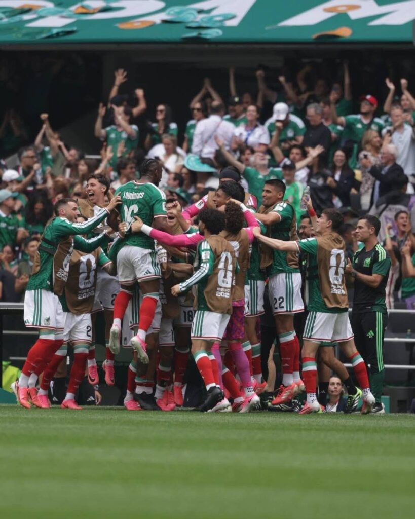 México mantuvo el control del partido y continuó generando oportunidades de peligro ante un equipo sudafricano que tuvo dificultades para contener los ataques del conjunto nacional.