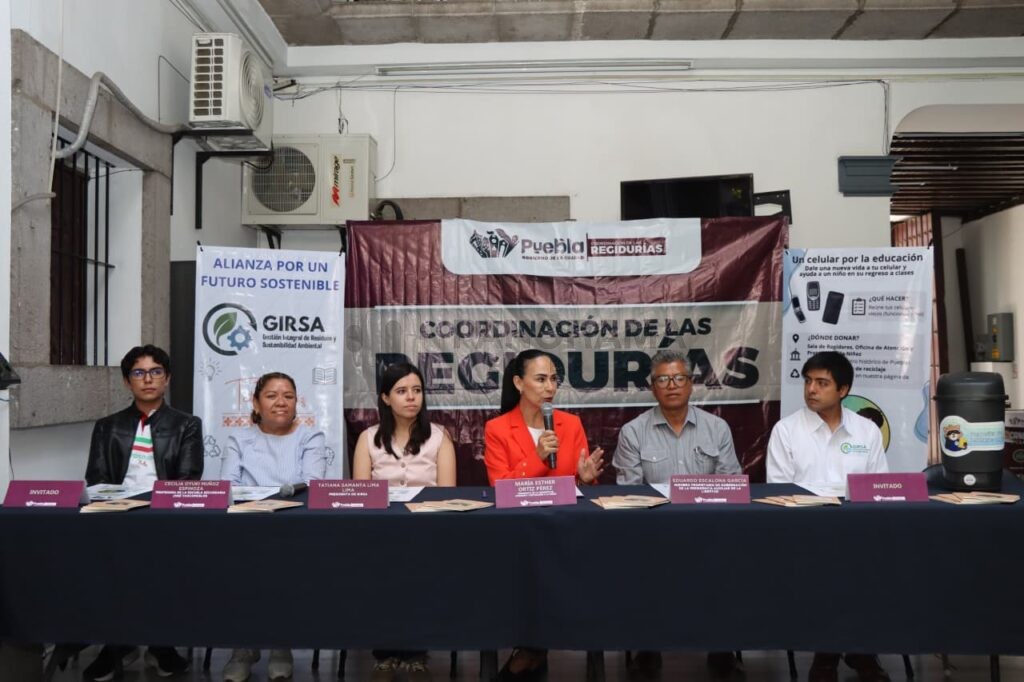 La regidora Esther Ortiz Pérez, en colaboración con la asociación GIRSA, presentó la campaña "Un celular por la educación".