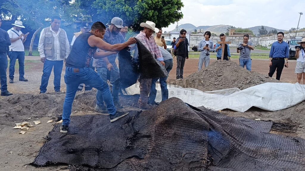Entre piedras volcánicas al rojo vivo, leña cuidadosamente acomodada y enormes piñas de agave listas para su transformación, Atlixco abrió una ventana a una de sus tradiciones más emblemáticas: la elaboración artesanal del mezcal.