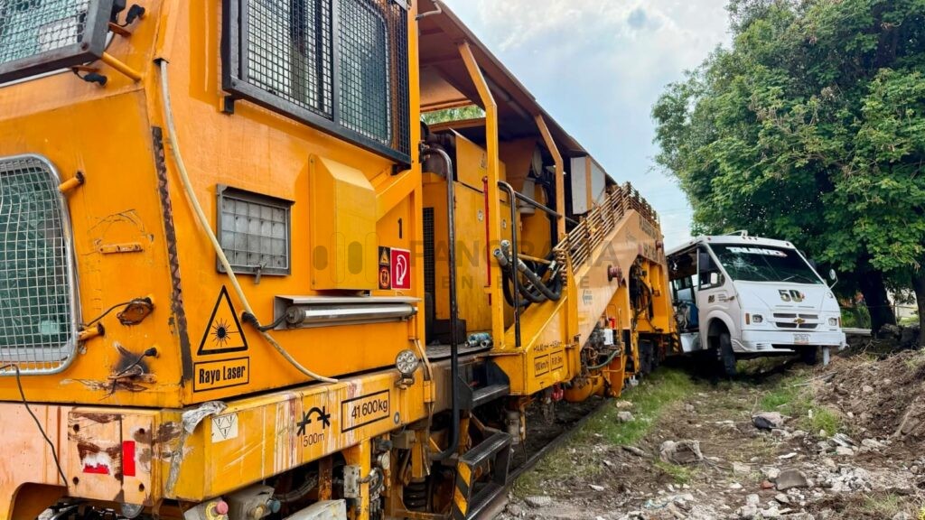 La Secretaría de Movilidad y Transporte informó que la unidad de transporte público de la ruta 50 involucrada en el accidente ferroviario de Rivera Anaya operaba de manera irregular. El saldo fue de 21 personas lesionadas.
