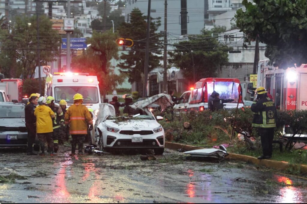 Las intensas lluvias en Puebla registradas la tarde y noche de este domingo dejaron un saldo trágico de una persona fallecida.