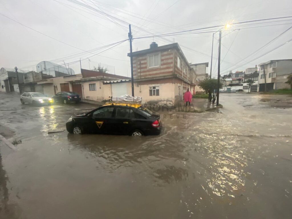 Las intensas lluvias en Puebla registradas la tarde y noche de este domingo dejaron un saldo trágico de una persona fallecida.