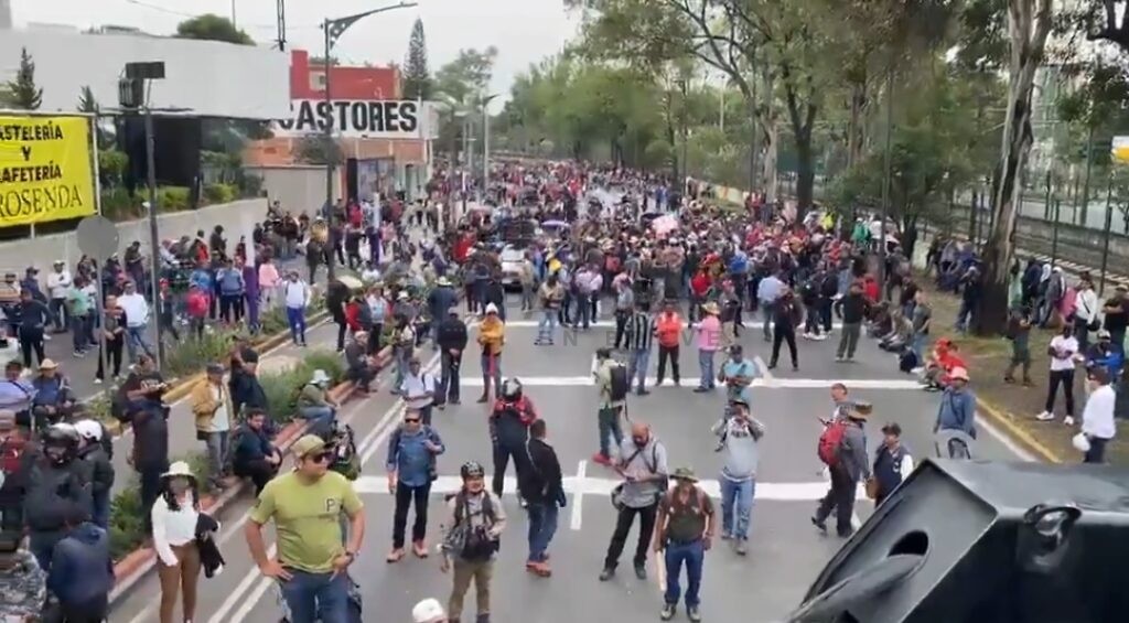 Cuando faltan apenas dos días para que México sea el centro de atención del planeta con la inauguración del Mundial en el Estadio Banorte, una imagen muy distinta a la de la celebración deportiva recorre las calles de la capital del país.