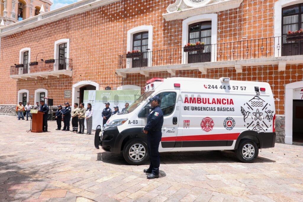 La presidenta de Atlixco, Ariadna Ayala, entregó una nueva ambulancia que se suma a la Jefatura de Ambulancias y Traslados del Ayuntamiento.