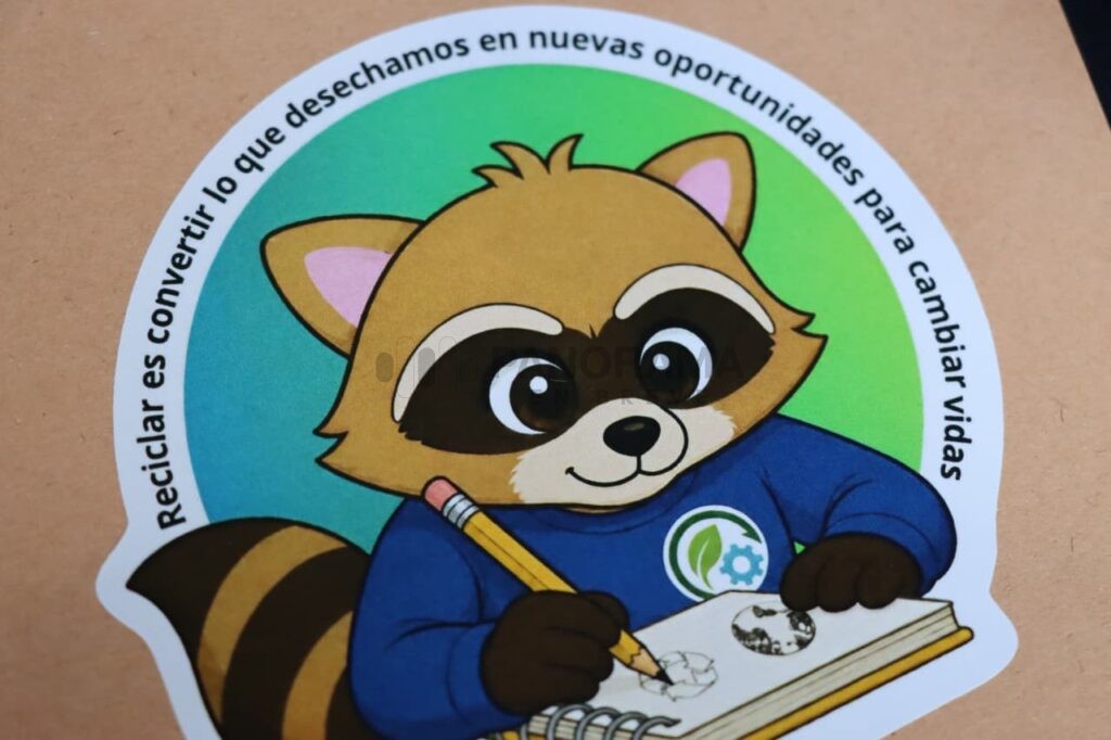 La regidora Esther Ortiz Pérez, en colaboración con la asociación GIRSA, presentó la campaña "Un celular por la educación".