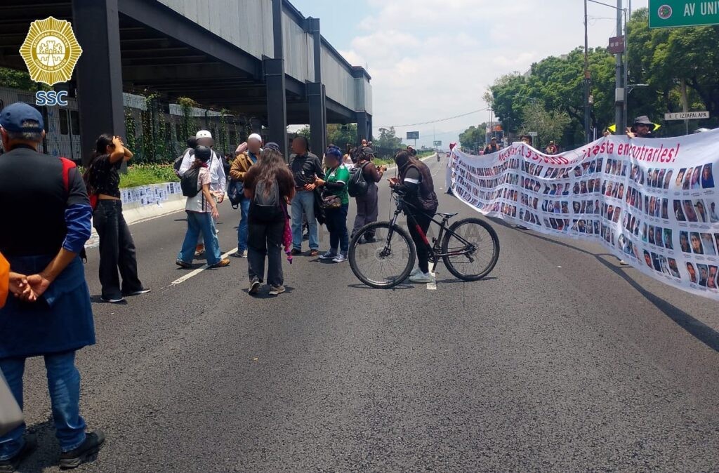 Momentos de tensión se vivieron este lunes durante una protesta de colectivos de familias buscadoras sobre la Calzada de Tlalpan, a la altura de la estación Metro de la Ciudad de México.