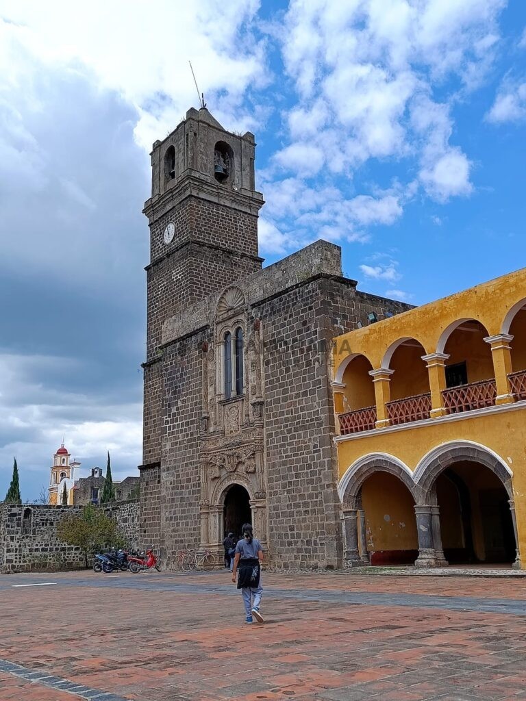 Antes de probar el primer bocado, Calpan conquista con el aroma de sus huertos, el verde de los campos y la silueta del Popocatépetl.