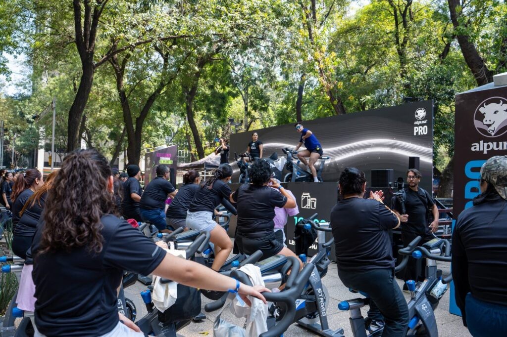 , Alpura relanzó Alpura PRO con “Rodada con Impacto”, una activación pública donde cada kilómetro pedaleado se convirtió en vasos de leche donados para escuelas de Cuautitlán Izcalli. 
