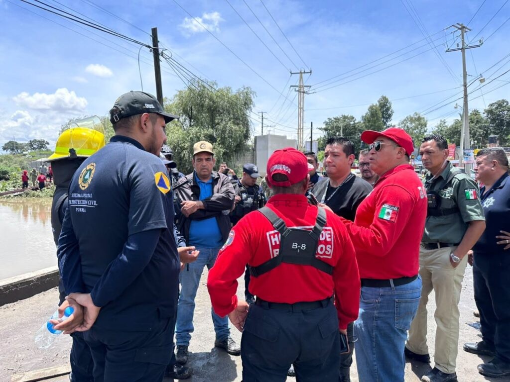 Autoridades localizaron tres cuerpos femeninos dentro de una patrulla en el río Atoyac, en Santa Clara Ocoyucan; sigue la búsqueda de un policía municipal desaparecido tras las lluvias.