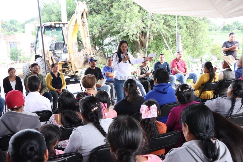 La presidenta de Atlixco Ariadna Ayala, inició la segunda etapa de la construcción de la calle Independencia en la junta auxiliar de San Juan Ocotepec.