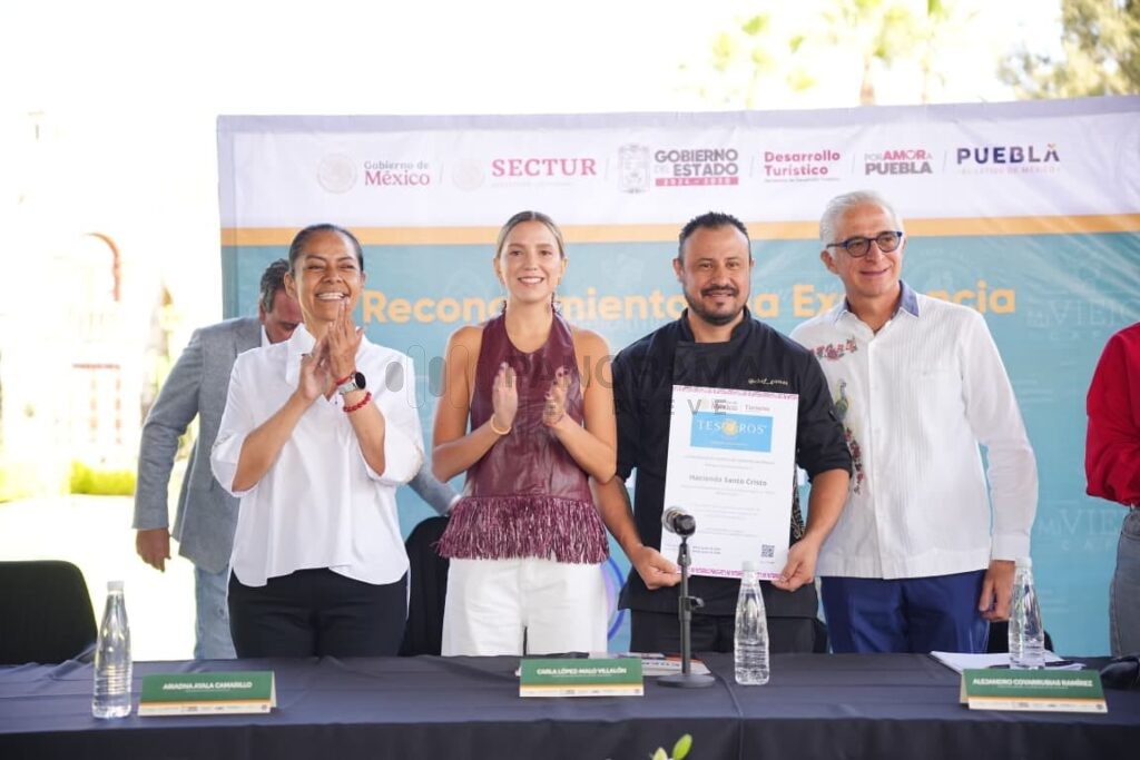 Como reconocimiento a su compromiso con la calidad en el servicio, la capacitación continua y la excelencia en la atención al visitante, Grupo Plaza recibió 12 Distintivos H y un Distintivo Tesoros de México. 