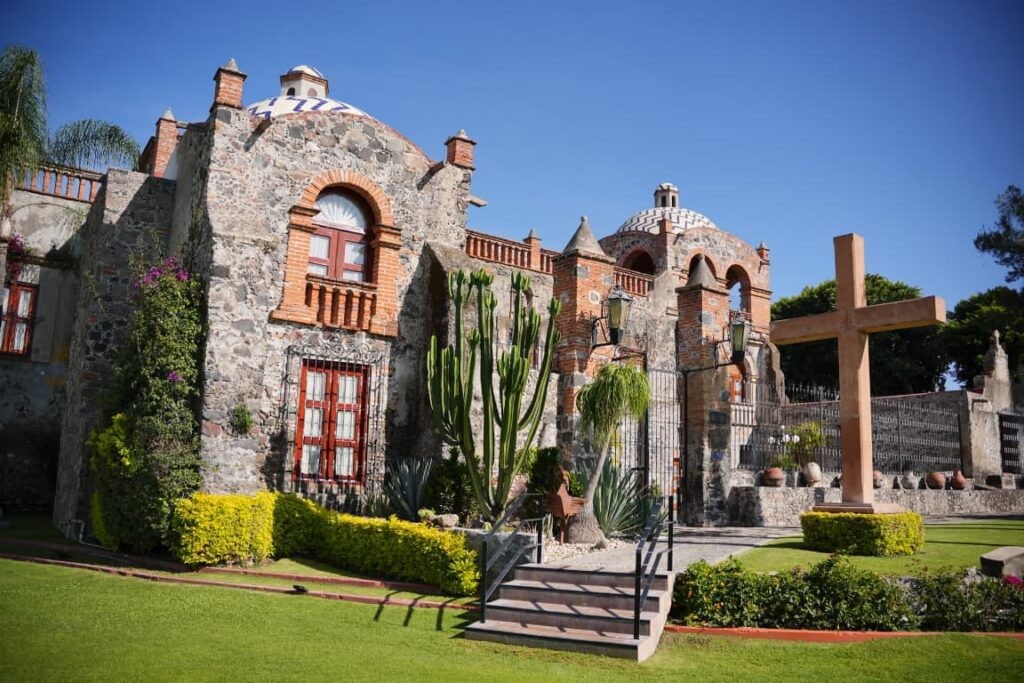 Como reconocimiento a su compromiso con la calidad en el servicio, la capacitación continua y la excelencia en la atención al visitante, Grupo Plaza recibió 12 Distintivos H y un Distintivo Tesoros de México. 