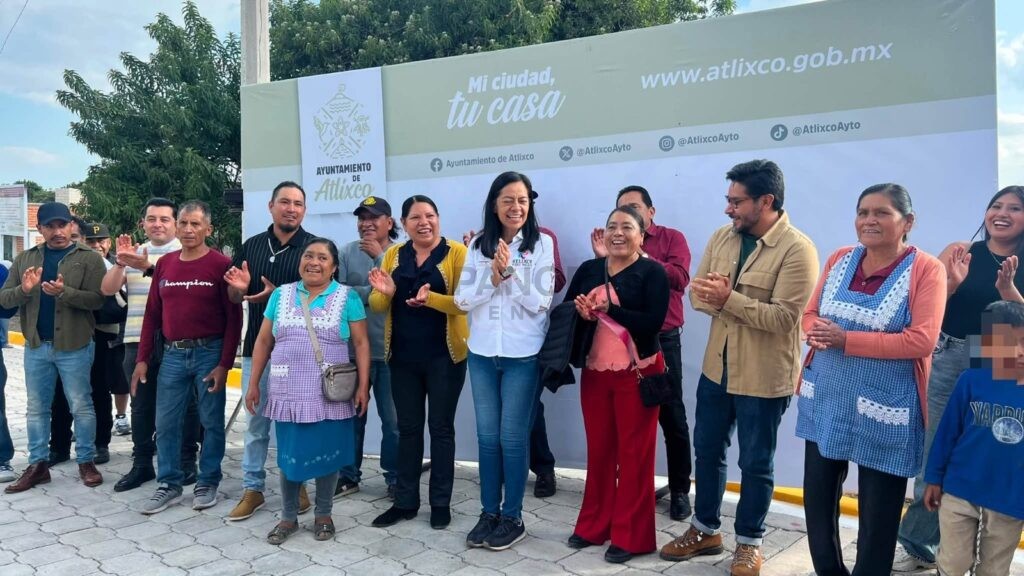 La inauguración de la segunda etapa de la construcción con adoquín de la calle Independencia, obra encabezada por la presidenta municipal, Ariadna Ayala.