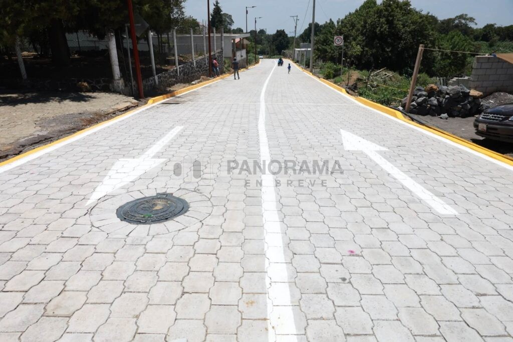 La inauguración de la segunda etapa de la construcción con adoquín de la calle Independencia, obra encabezada por la presidenta municipal, Ariadna Ayala.
