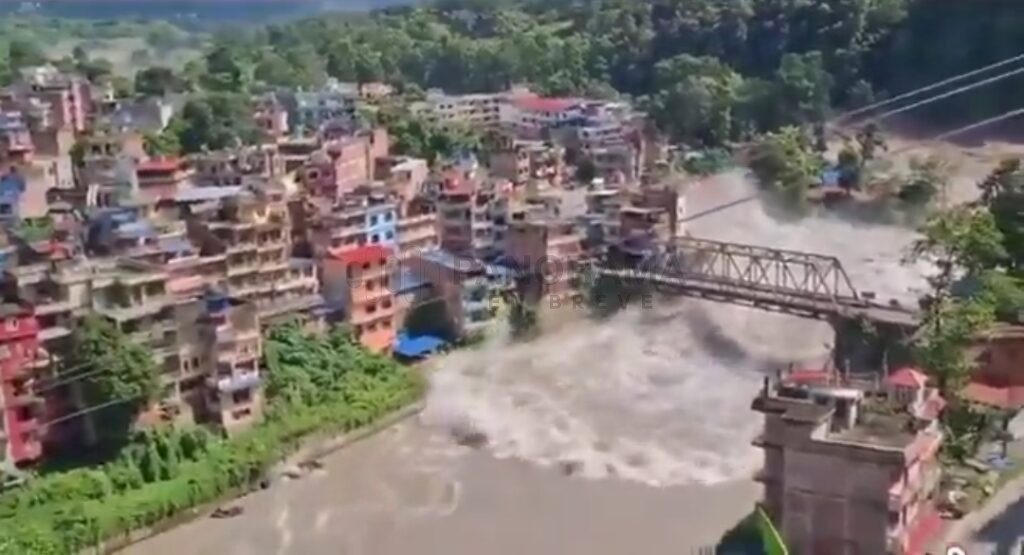 Una devastadora riada de agua, lodo y rocas golpeó este miércoles la zona fronteriza entre Nepal y el Tíbet chino, dejando al menos 160 personas muertas y desaparecidas.
