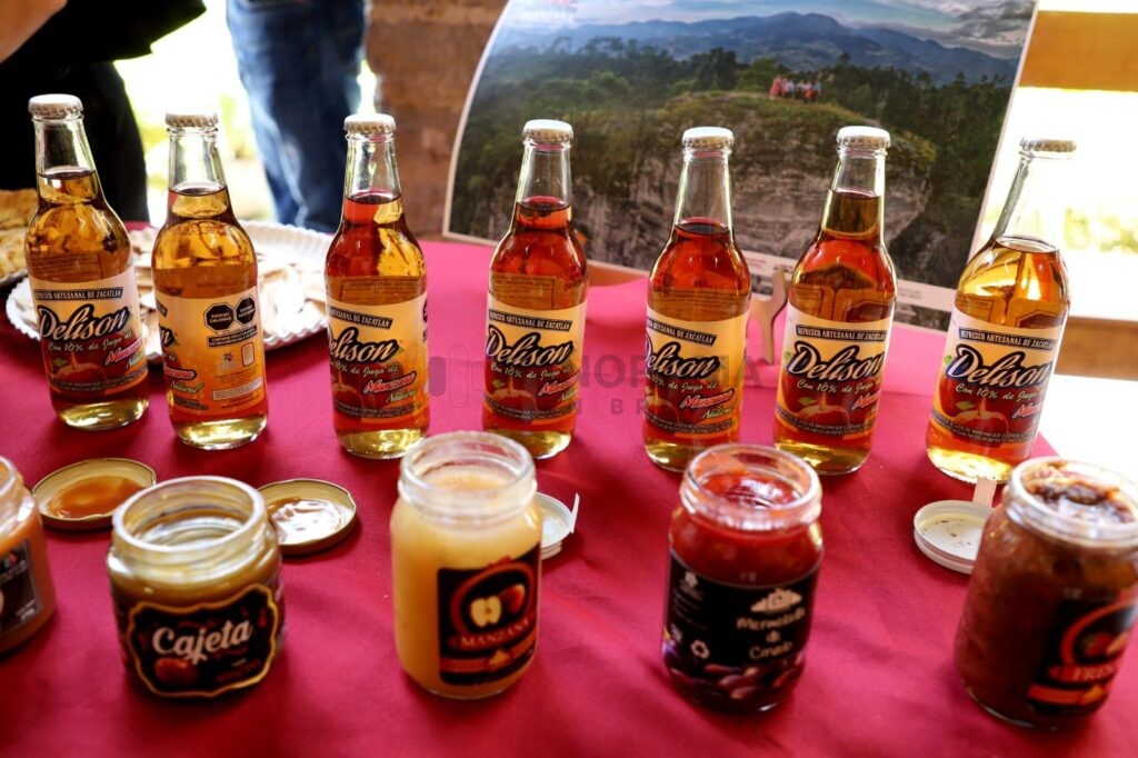 La alcaldesa informó que Zacatlán registra una producción anual cercana a 800 toneladas de manzana, distribuidas en 17 variedades cultivadas en aproximadamente mil 800 hectáreas.