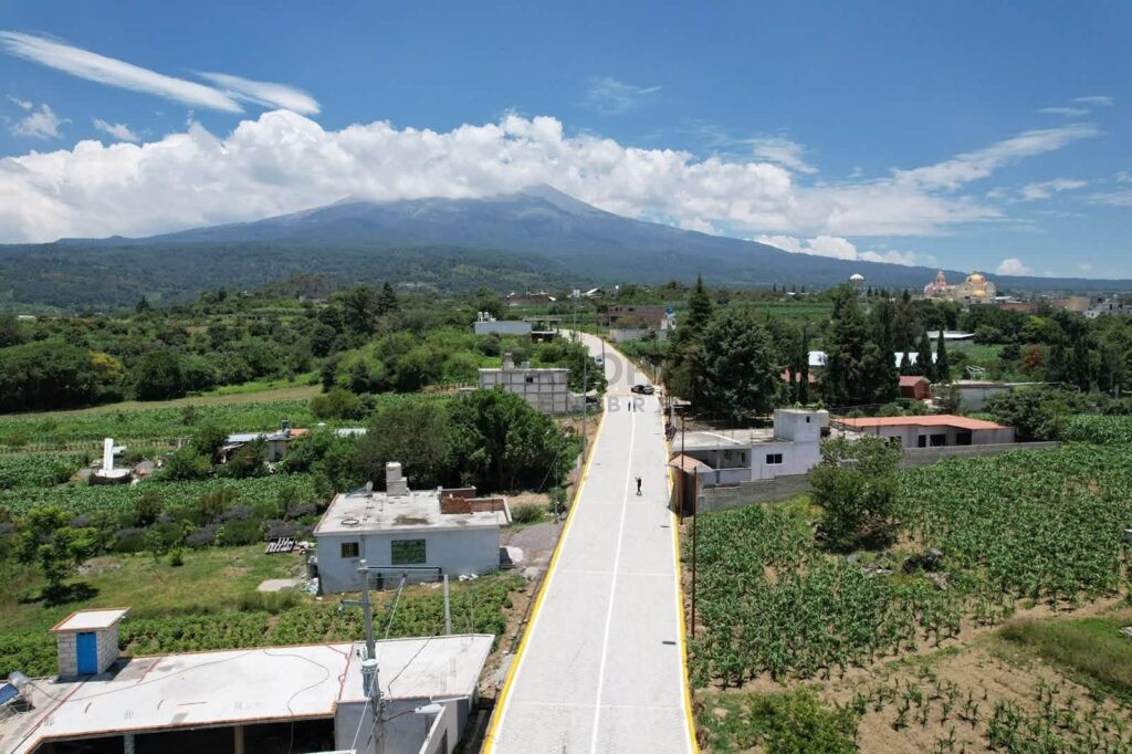 La inauguración de la segunda etapa de la construcción con adoquín de la calle Independencia, obra encabezada por la presidenta municipal, Ariadna Ayala.