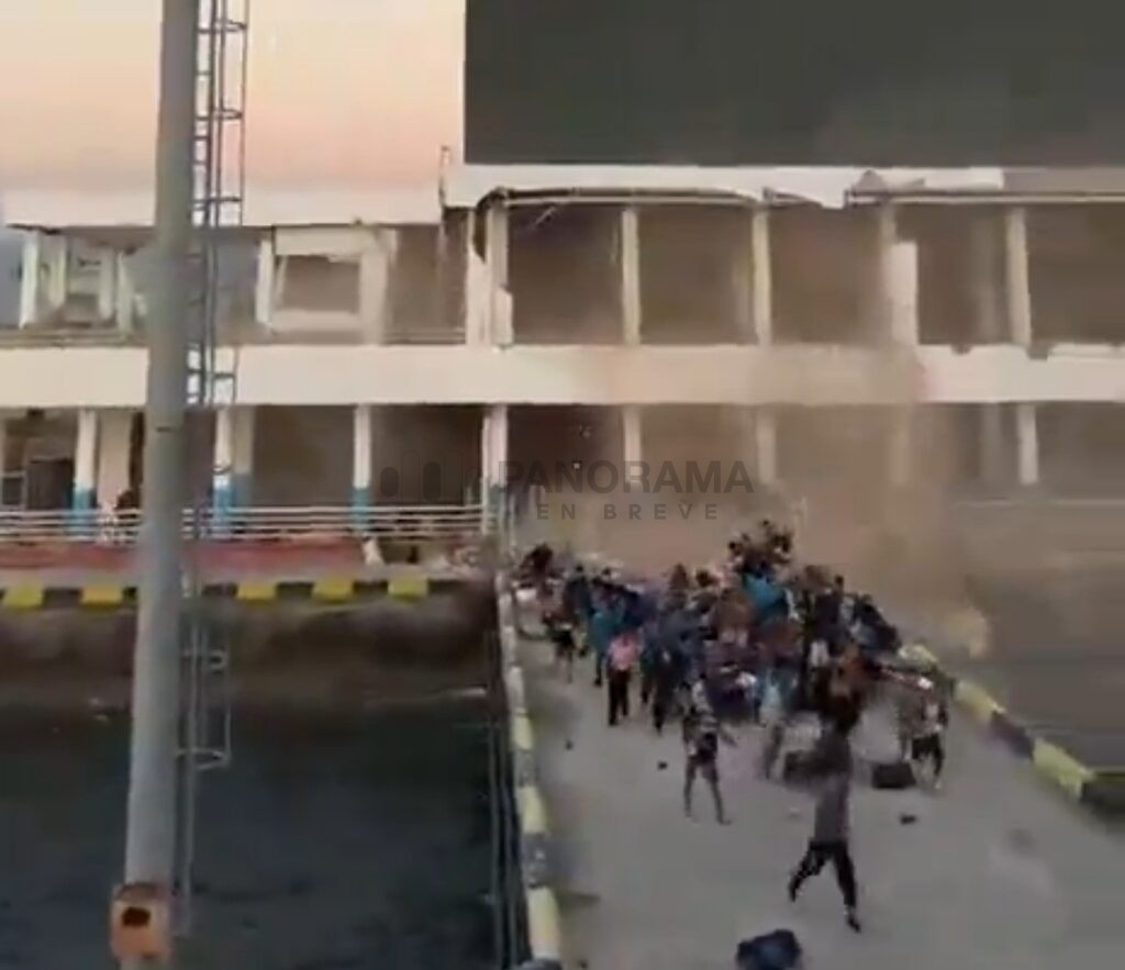 Un potente terremoto de magnitud 7.7 sacudió la madrugada de este sábado la región oriental de Indonesia, lo que llevó a las autoridades a emitir una alerta local de tsunami.