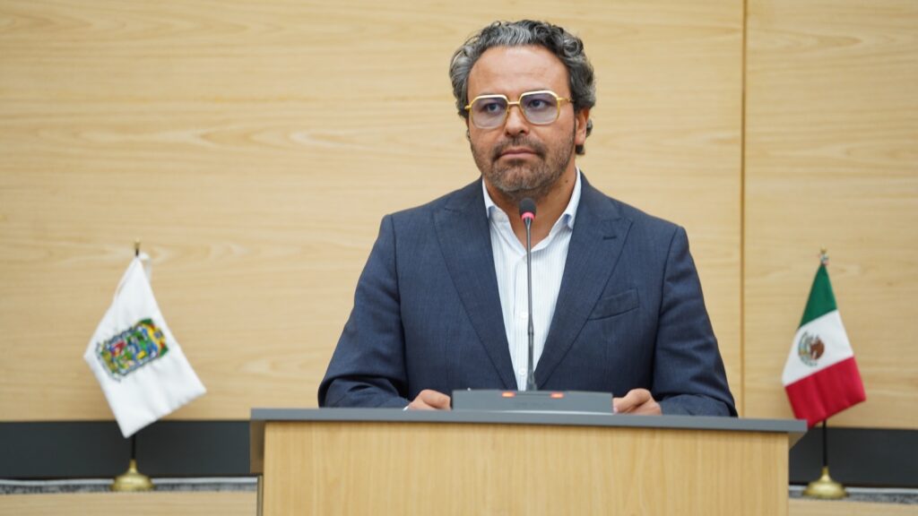 El Congreso del Estado de Puebla recibió diversas iniciativas durante la sesión ordinaria del 24 de septiembre, entre ellas tres propuestas para regular el uso de teléfonos celulares.