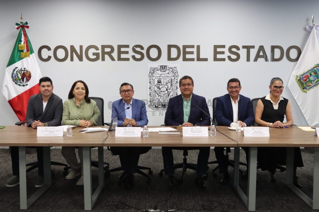 De los 10 integrantes del Cabildo de Acatlán, nueve han presentado su renuncia, únicamente un regidor deberá comparecer en la audiencia el 10 de septiembre.