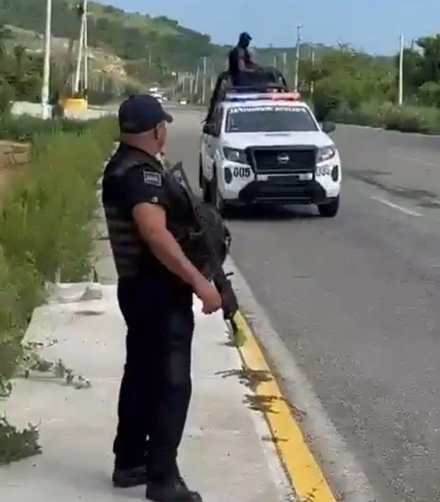 El secretario de Seguridad Pública de Coyuca de Benítez, Mario Arturo Castillo Ramos, fue detenido este jueves junto con elementos de la Policía Municipal