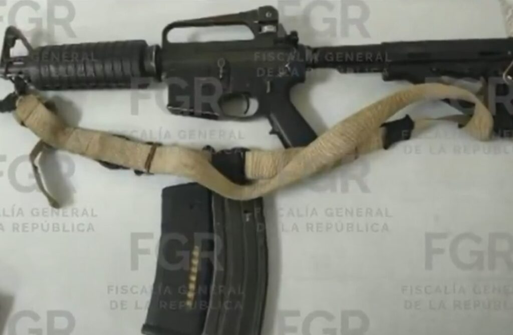 Armas largas, cartuchos, cargadores, inhibidores de señal, ropa táctica, un dron y dosis de droga forman parte de lo asegurado durante los cateos realizados en La Esperanza, Puebla.