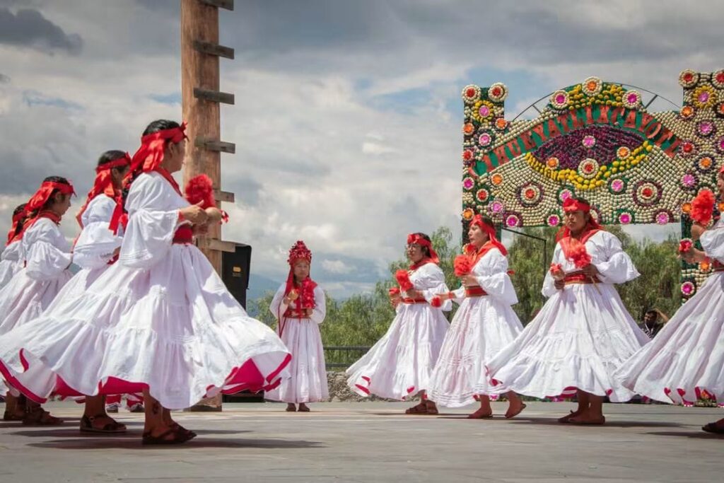 El color, la música, la danza y las tradiciones de los pueblos originarios se hicieron presentes este domingo en Atlixco durante la celebración de la 61ª edición del Huey Atlixcáyotl.