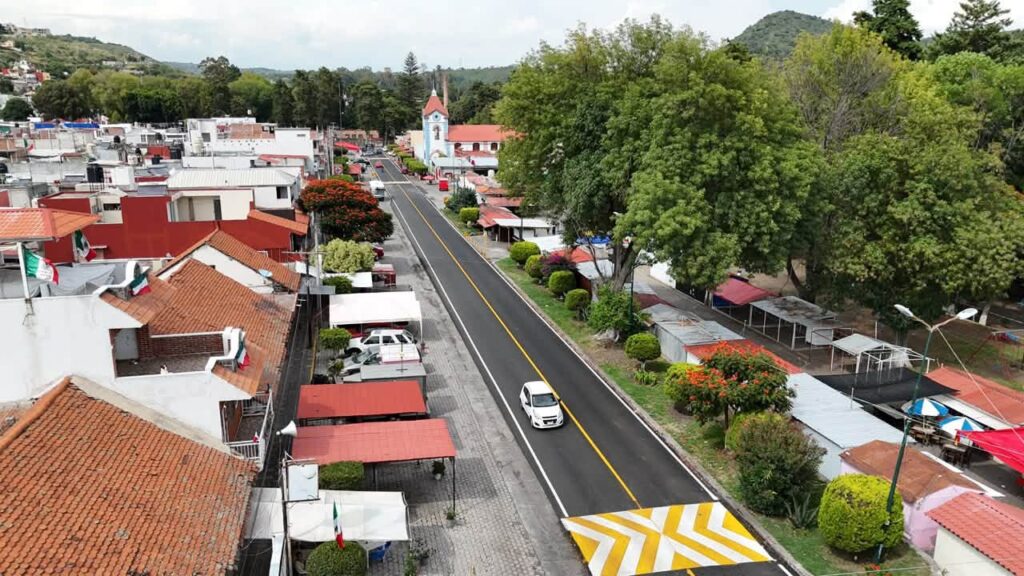 La presidenta municipal de Atlixco, Ariadna Ayala, entregó la rehabilitación de la carretera Atlixco–Atlimeyaya, en el tramo que conecta a Atlixco con Metepec.
