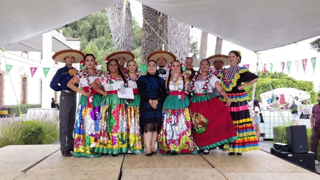 El Museo Regional de Cholula se convirtió en punto de encuentro para familias, niñas, niños, artesanos y visitantes durante la “Tardecita Mexicana por la Niñez, Kermés con Causa”.