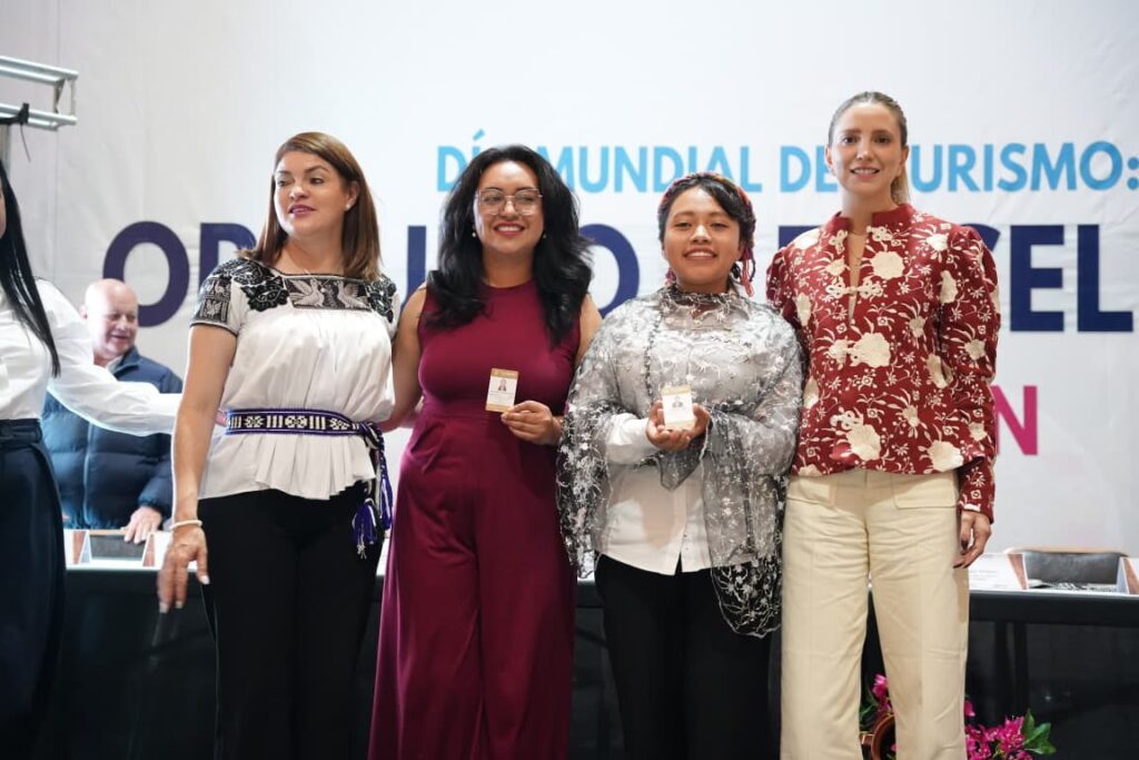 El Gobierno del Estado de Puebla fortaleció la profesionalización y calidad de los servicios turísticos de Zacatlán con la entrega de 100 constancias de capacitación.
