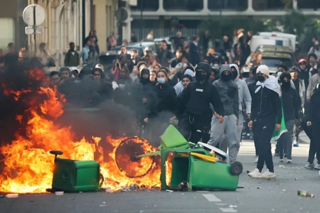 Francia vivió este martes una de las jornadas de protesta estudiantil más multitudinarias de los últimos años, con cientos de miles de personas movilizadas contra el deterioro de la educación pública.
